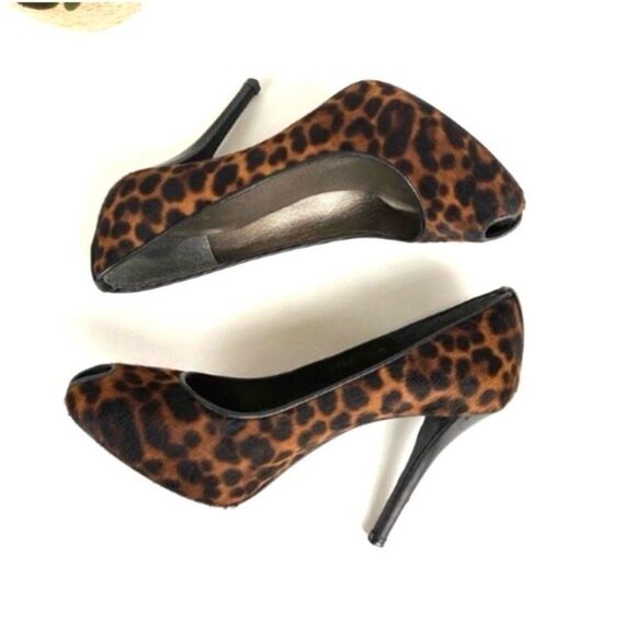 Stuart Weitzman Leopard Print Calf Hair Pumps 7 - Picture 4 of 10